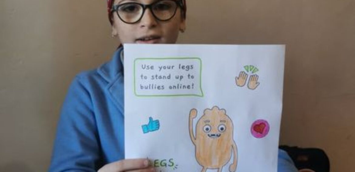 IV-V კლასის მოსწავლეები მედიაწიგნიერების კვირეულში ჩაერთვნენ და ინგლისურენოვანი პოსტერები მოამზადეს