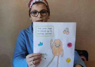 IV-V კლასის მოსწავლეები მედიაწიგნიერების კვირეულში ჩაერთვნენ და ინგლისურენოვანი პოსტერები მოამზადეს