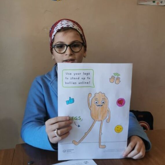 IV-V კლასის მოსწავლეები მედიაწიგნიერების კვირეულში ჩაერთვნენ და ინგლისურენოვანი პოსტერები მოამზადეს