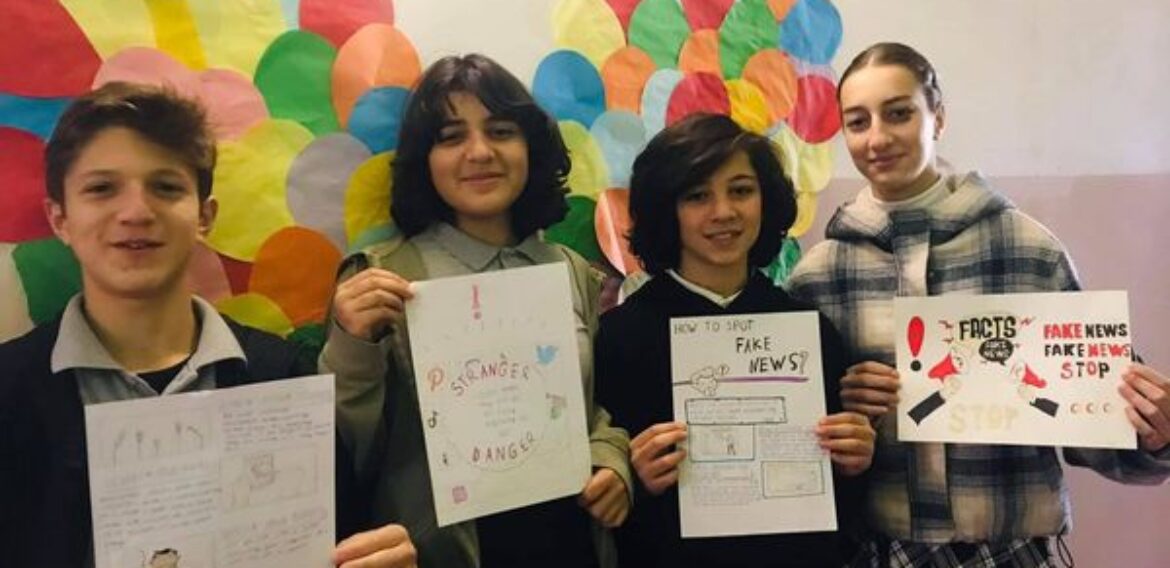 ix-xii კლასის მოსწავლეები მედიაწიგნიერების კვირეულში  ჩაერთვნენ და ინგლისურენოვანი პოსტერები მოამზადეს