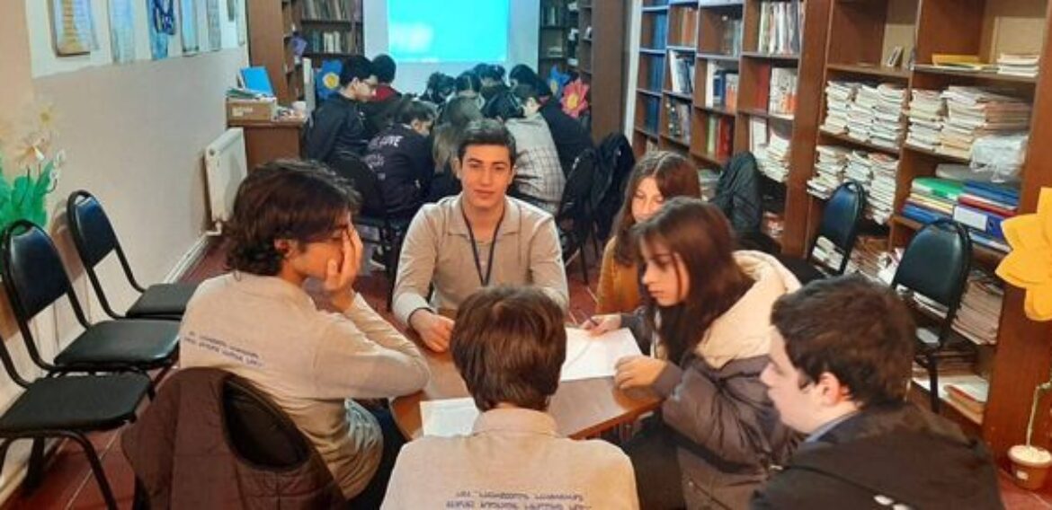 ევროპის საბჭოს თანასწორობის ელჩმა ირინა მიქავამ და საქართველოს ადვოკატთა ასოციაციის ანალიტიკოსმა თამარ ბოჭორი პროექტი ,,ადამიანის უფლებების სკოლა 2022” გახსნეს