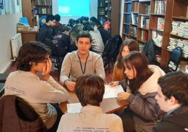 ევროპის საბჭოს თანასწორობის ელჩმა ირინა მიქავამ და საქართველოს ადვოკატთა ასოციაციის ანალიტიკოსმა თამარ ბოჭორი პროექტი ,,ადამიანის უფლებების სკოლა 2022” გახსნეს