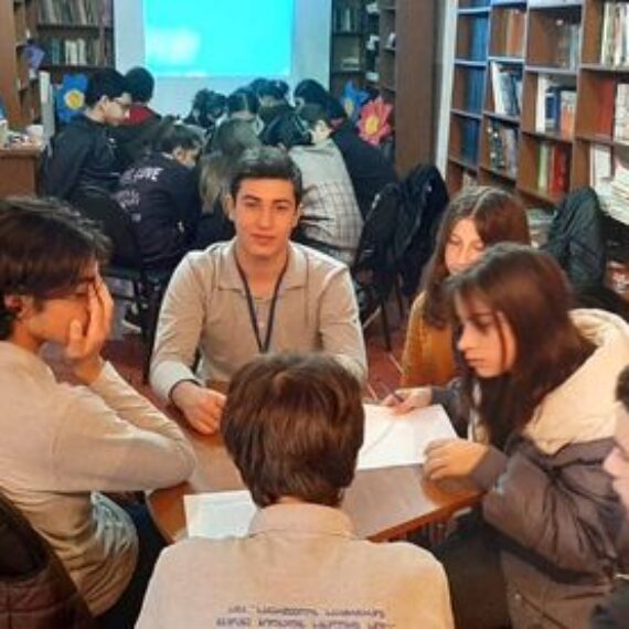 ევროპის საბჭოს თანასწორობის ელჩმა ირინა მიქავამ და საქართველოს ადვოკატთა ასოციაციის ანალიტიკოსმა თამარ ბოჭორი პროექტი ,,ადამიანის უფლებების სკოლა 2022” გახსნეს