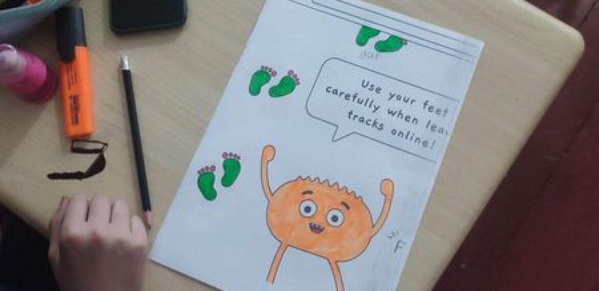 ინგლისურის კლუბის წევრებმა სამუშაო შეხვედრაზე  სახალისო პოსტერები შექმნეს