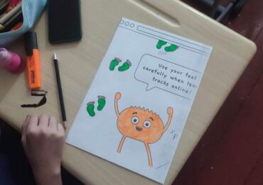 ინგლისურის კლუბის წევრებმა სამუშაო შეხვედრაზე  სახალისო პოსტერები შექმნეს