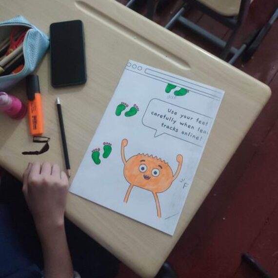 ინგლისურის კლუბის წევრებმა სამუშაო შეხვედრაზე  სახალისო პოსტერები შექმნეს