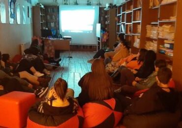 პროექტ ,,ადამიანის უფლებების სკოლა 2022″ ფარგლებში გაიმართა ფილმ , ,,მფრინავი ენის” ჩვენება.