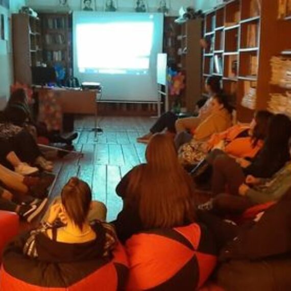 პროექტ ,,ადამიანის უფლებების სკოლა 2022″ ფარგლებში გაიმართა ფილმ , ,,მფრინავი ენის” ჩვენება.