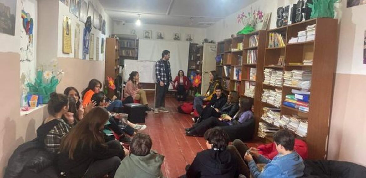 ,,ადამიანის უფლებების სკოლა 2022″ ფარგლებში  გაიმართა შეხვედრა არასრულწლოვანთა მართლმსაჯულების მედატორთან და ევროპი საბჭოს თანასწორობის ელჩთან ,გიორგი აბულაძესთან