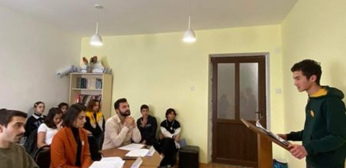 პროექტ, ,,ადამიანის უფლებების სკოლა 2022″ ფარგლებში გაიმართა საჯარო მოხსენებების ჩემპიონატი,   სახელწოდებით ,,ახალგაზრდები ადამიანის უფლებებისთვის”.