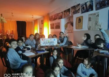 ინგლისურის კლუბის მეორე შეხვედრაზე კლუბის წევრებმა უმასპინძლეს მეორე კლასელებს და მოისმინეს ზღაპარი მშიერ მუხლოხოზე (Hungry caterpillar)