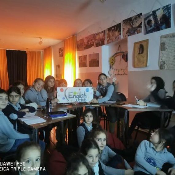 ინგლისურის კლუბის მეორე შეხვედრაზე კლუბის წევრებმა უმასპინძლეს მეორე კლასელებს და მოისმინეს ზღაპარი მშიერ მუხლოხოზე (Hungry caterpillar)