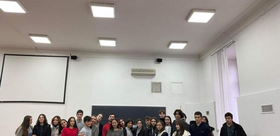 სამოქალაქო განათლების კლუბის , ,,ცვლილებების პიკი/Peak Of Changes” ორგანიზებით, პროექტ ,, მე ვირჩევ ჩემს მომავალის პროფესიას” ფარგლებში მოსწავლეები თბილისის სახელმწიფო უნივერსიტეტის სამართლის ფაკულტეტის დეკანის თანაშემწეს შეხვდნენ.
