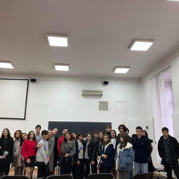 სამოქალაქო განათლების კლუბის , ,,ცვლილებების პიკი/Peak Of Changes” ორგანიზებით, პროექტ ,, მე ვირჩევ ჩემს მომავალის პროფესიას” ფარგლებში მოსწავლეები თბილისის სახელმწიფო უნივერსიტეტის სამართლის ფაკულტეტის დეკანის თანაშემწეს შეხვდნენ.