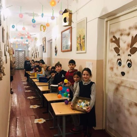 მესამე კლასელებმა კომპლექსური დავალების ფარგლებში შექმნეს მზის სისტემის მოდელები და წარმოსახვით გვამოგზაურეს კოსმოსში