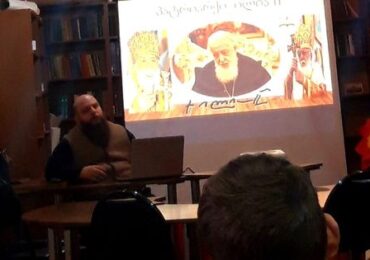 ა(ა)იპ იოანე ბოლნელის სახელობის სკოლის მოძღვარი, მამა კონსტანტინე, პატრიარქ ილია მეორის ცხოვრების ისტორიის შესახებ მოსწავლეებს შეხვდა