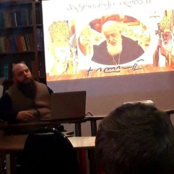 ა(ა)იპ იოანე ბოლნელის სახელობის სკოლის მოძღვარი, მამა კონსტანტინე, პატრიარქ ილია მეორის ცხოვრების ისტორიის შესახებ მოსწავლეებს შეხვდა