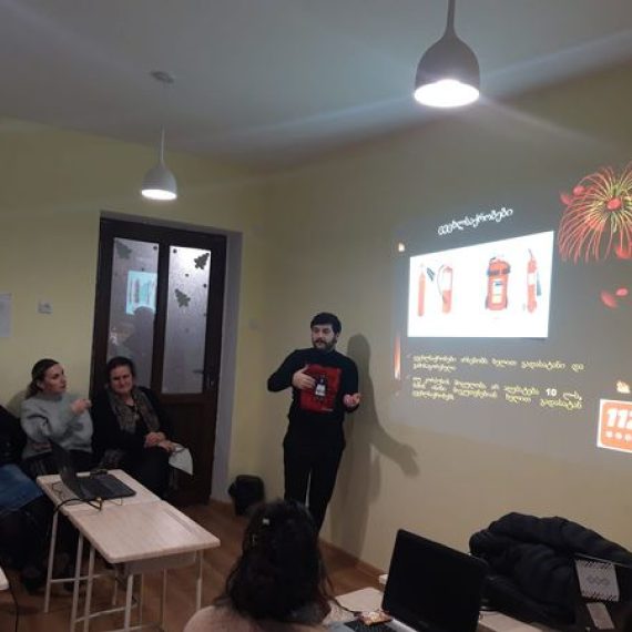 შრომის უსაფრთხოების სერთიფიცირებულმა სპეციალისტმა, გიორგი ჯაყელმა, სკოლის პედაგოგებისთვის სახანძრო უსაფრთხოების შესახებ ტრენინგი ჩაატარა.