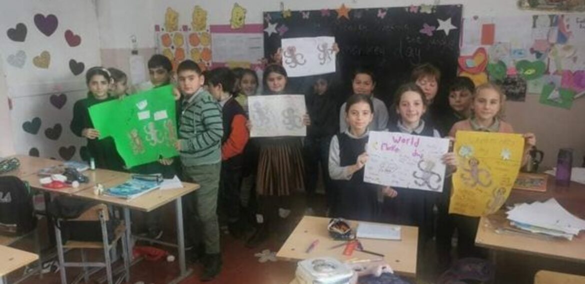 ინგლისურის კლუბის წევრები ბრიტანეთის საბჭოს მიერა ორგანიზებულ კამპანიას World Monkeys Day შეუერთდნენ და პოსტერები შექმნეს