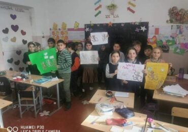 ინგლისურის კლუბის წევრები ბრიტანეთის საბჭოს მიერა ორგანიზებულ კამპანიას World Monkeys Day შეუერთდნენ და პოსტერები შექმნეს