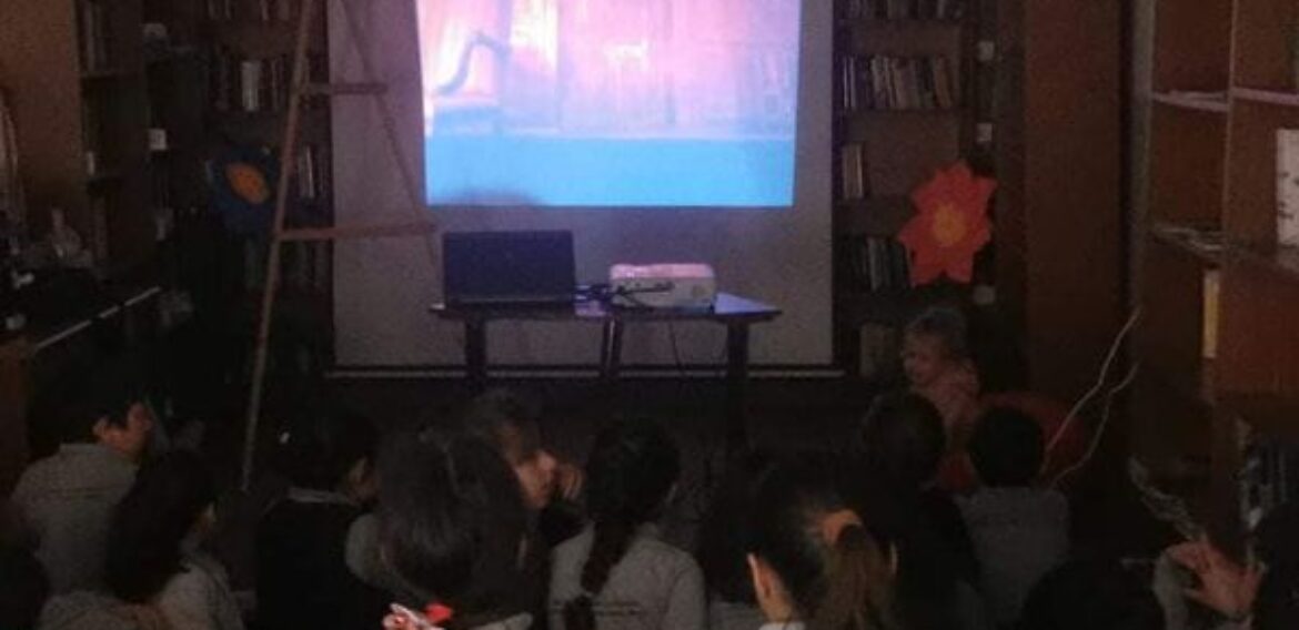 ინგლისური ენის კლუბის წევრებმა ჩარლზ დიკენსის სამყაროში იმოგზაურეს