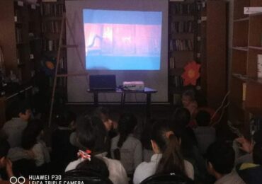 ინგლისური ენის კლუბის წევრებმა ჩარლზ დიკენსის სამყაროში იმოგზაურეს