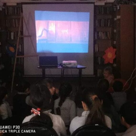 ინგლისური ენის კლუბის წევრებმა ჩარლზ დიკენსის სამყაროში იმოგზაურეს