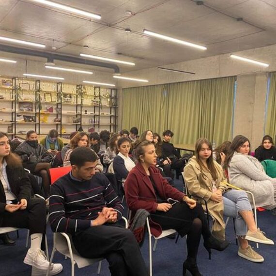 ა(ა)იპ იოანე ბოლნელის სახელობის სკოლის მოსწავლეები და პედაგოგები გრძელვადიან საერთაშორისო პროექტ Remember to Act: Understand, Learn, Act” ფარგლებში “ცოცხალი ბიბლიოთეკის / Human Library” პანელურ შეხვედრას დაესწნენ