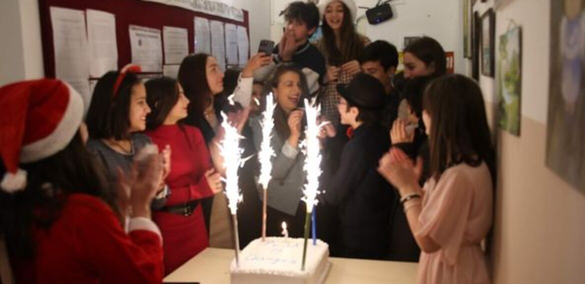 სამოქალაქო განათლების კლუბის წევრებმა ,,ცვლილებების პიკი/peak of changes” ერთი წლის იუბილე აღნიშნა და ძველი წევრები/მხარდამჭერები მადლიერების სიგელით დააჯილდოვა