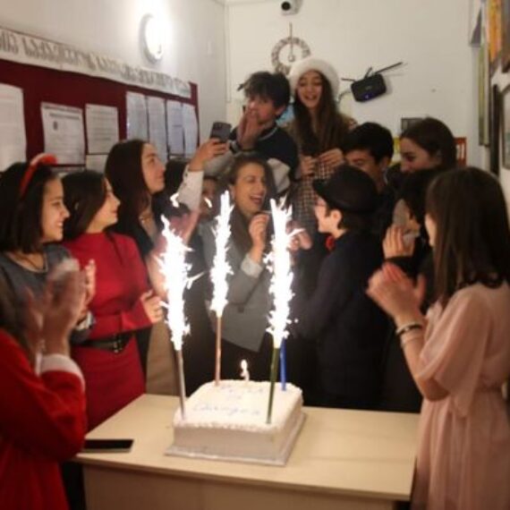 სამოქალაქო განათლების კლუბის წევრებმა ,,ცვლილებების პიკი/peak of changes” ერთი წლის იუბილე აღნიშნა და ძველი წევრები/მხარდამჭერები მადლიერების სიგელით დააჯილდოვა