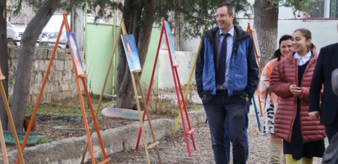 ავსტრიის საგანგებო და სრულუფლებიანმა ელჩმა, თომას მიულანმა, ა(ა)იპ იოანე ბოლნელის სახელობის სკოლის მოსწავლეების ნახატების გამოფენა დაათვალიერა