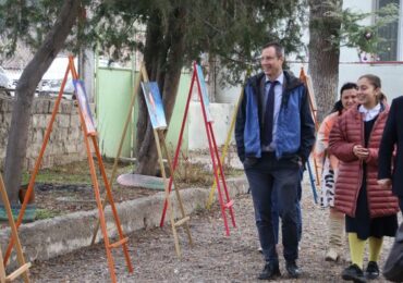 ავსტრიის საგანგებო და სრულუფლებიანმა ელჩმა, თომას მიულანმა, ა(ა)იპ იოანე ბოლნელის სახელობის სკოლის მოსწავლეების ნახატების გამოფენა დაათვალიერა