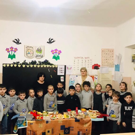 პირველი კლასის ,,ჯანმრთელობის ელჩებმა” ჯანსაღ კვებაზე გაკვეთილი ჩაატრეს