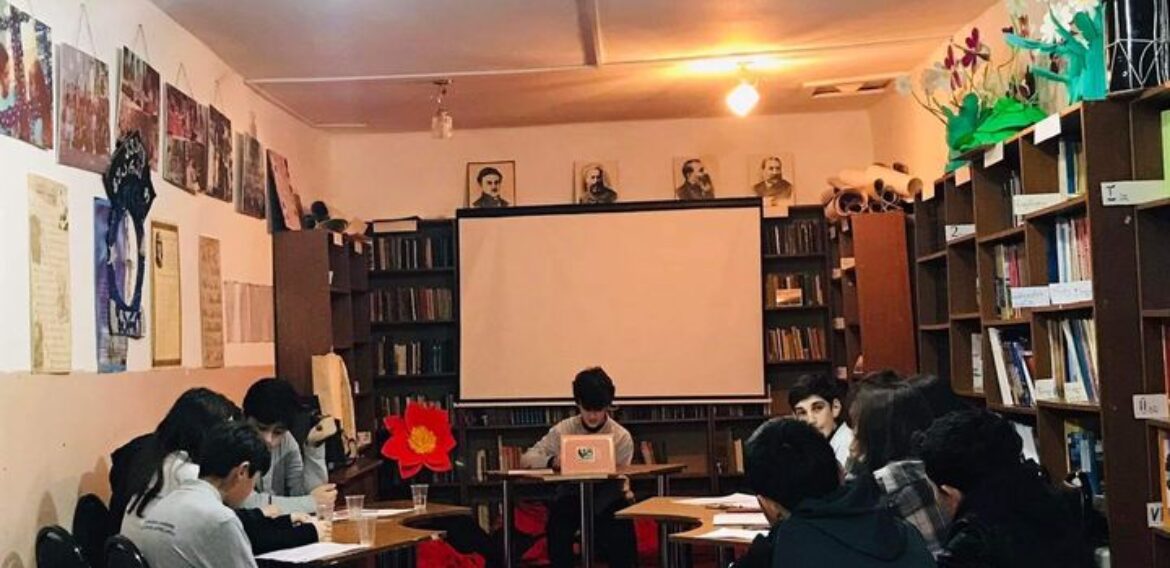 viii კლასის მოსწავლეებმა ქართული ენისა და ლიტერატურის გაკვეთილზე სისხლის სამართალში იმიტირებული პროცესი გამართეს