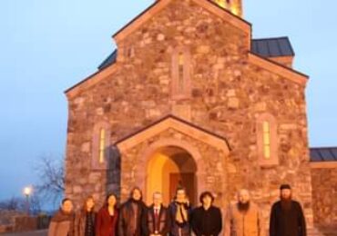 შვეიცარიის ელჩმა, ჰაიდი გრაუმ, ა(ა)იპ იოანე ბოლნელის სახელობის სკოლაში  ვიზიტის ფარგლებში, ბოლნისის ელიას მთის წმ.პეტრე-პავლეს მამათა მონასტერი დაათვალიერა