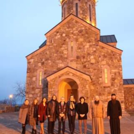 შვეიცარიის ელჩმა, ჰაიდი გრაუმ, ა(ა)იპ იოანე ბოლნელის სახელობის სკოლაში  ვიზიტის ფარგლებში, ბოლნისის ელიას მთის წმ.პეტრე-პავლეს მამათა მონასტერი დაათვალიერა