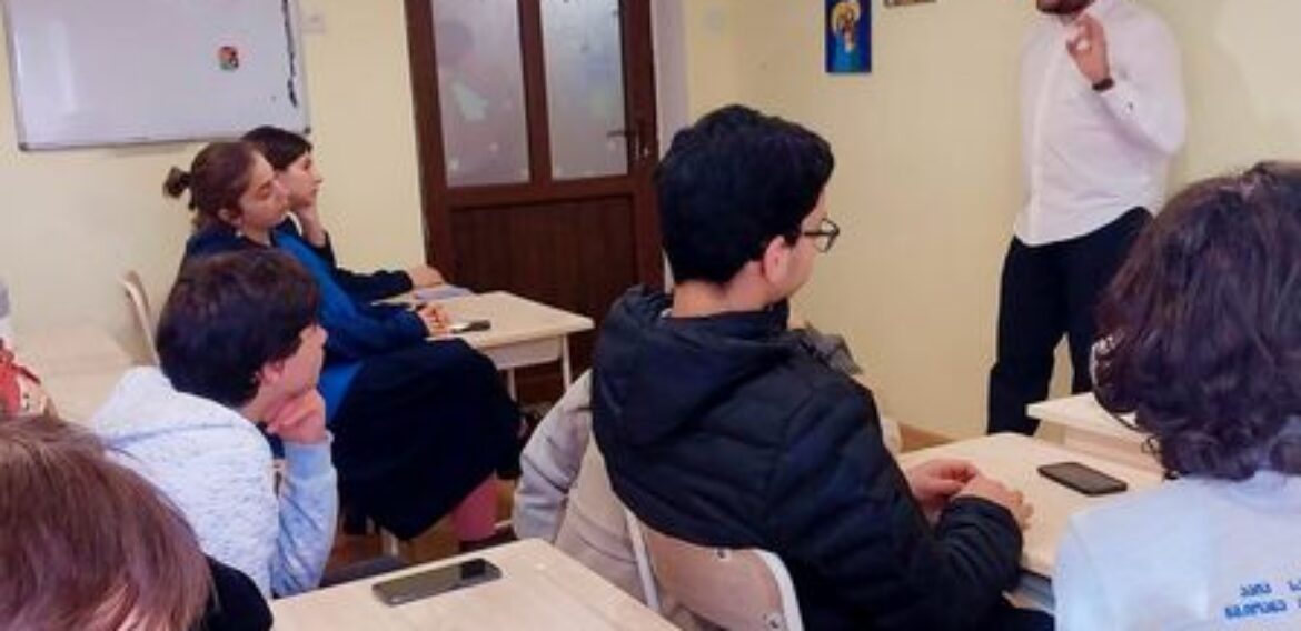 ა(ა)იპ იოანე ბოლნელის სახელობის სკოლას კავკასიის საერთაშორისო უნივერსიტეტის სტრატეგიული კომუნიკაციების დეპარტამენტის ხელმძღვანელი, დავით გვეტაძე ეწვია