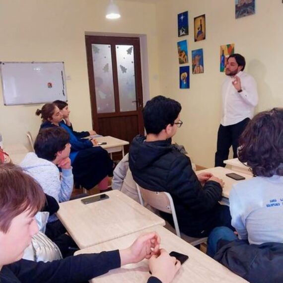 ა(ა)იპ იოანე ბოლნელის სახელობის სკოლას კავკასიის საერთაშორისო უნივერსიტეტის სტრატეგიული კომუნიკაციების დეპარტამენტის ხელმძღვანელი, დავით გვეტაძე ეწვია