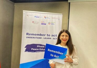 ა(ა)იპ იოანე ბოლნელის სახელობის სამოქალაქო განათლების პედაგოგი,ირინა მიქავა საერთაშორისო გრძელვადიანი პროექტის ,,Remember to act: understand,learn and act” მეორე ეტაპის ,,სამშვიდობო განათლება” ფარგლებში ბაქოში იმყოფებოდა