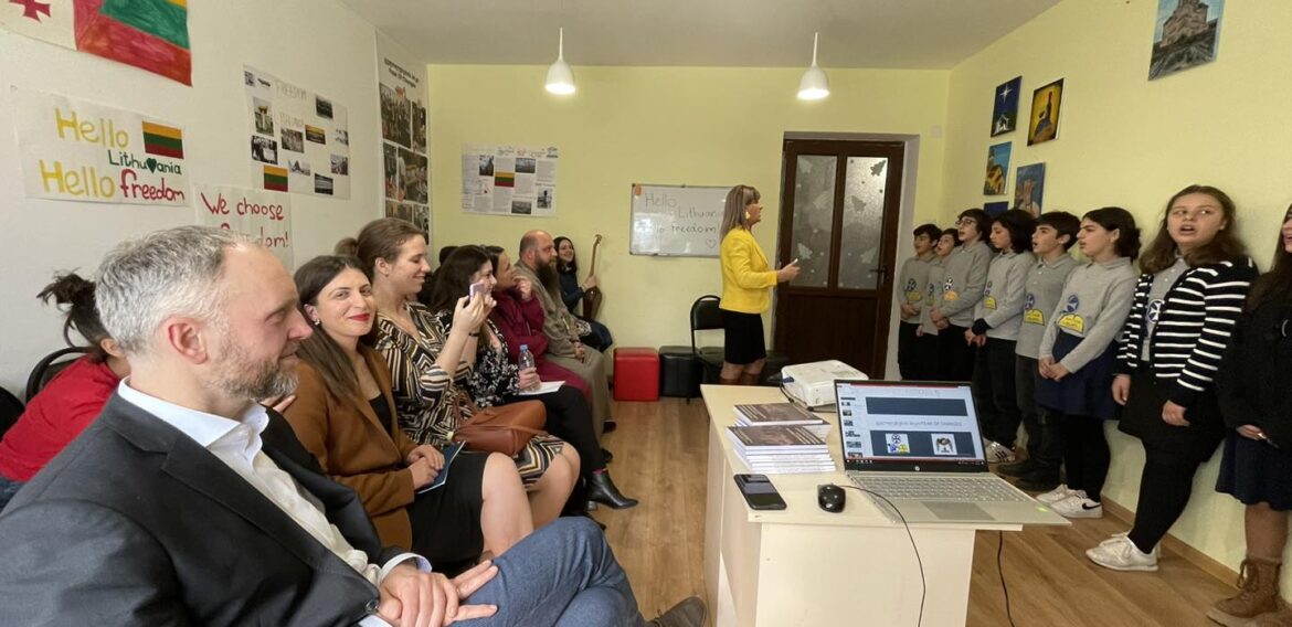 ლიეტუვის ელჩს სკოლის ფოლკლორის  გუნდმა ქართული ტრადიციული  მუსიკა წარუდგინა