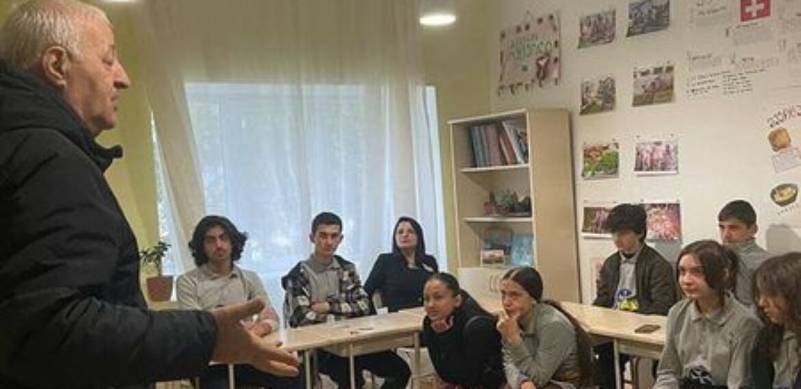 სამოქალაქო განათლების კლუბის ,,ცვლილებების პიკი” ორგანიზებით შეხვედრა გაიმართა ახალი უმაღლესი სასწავლებლის პროფესორთან,სულიკო გრიგალაშვილთან თემაზე: საბჭოთა ოკუპაცია და ქართველი ხალხის ბრძოლა თავისუფლებისთვის