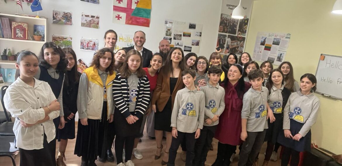 ა(ა)იპ იოანე ბოლნელის სახელობის სკოლის სამოქალაქო განათლების კლუბს ,,ცვლილებების პიკი” ლიეტუვის ელჩი,ანდრიუს კალინდრა ეწვია