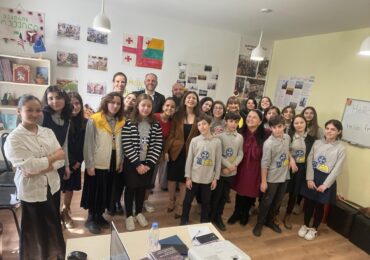 ა(ა)იპ იოანე ბოლნელის სახელობის სკოლის სამოქალაქო განათლების კლუბს ,,ცვლილებების პიკი” ლიეტუვის ელჩი,ანდრიუს კალინდრა ეწვია