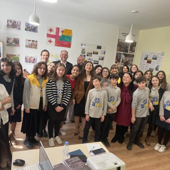 ა(ა)იპ იოანე ბოლნელის სახელობის სკოლის სამოქალაქო განათლების კლუბს ,,ცვლილებების პიკი” ლიეტუვის ელჩი,ანდრიუს კალინდრა ეწვია