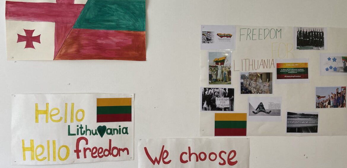 სამოქალაქო განათლების კლუბმა ,,ცვლილებების პიკი” პროექტ ,,,,Hello Lithuania-Hello Freedom” ფარგლებში გამოფენა მოაწყო