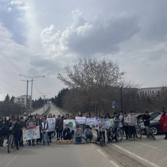 ეკო-კლუბმა ჩაატარა აქცია-მსვლელობა ეკოლოგიურად სუფთა ტრანსპორტისა და ფეხით სიარულის პოპულარიზაციისთვის  სლოგანით:”შეაჩერე დაბინძურება, გადაარჩინე გარემო”