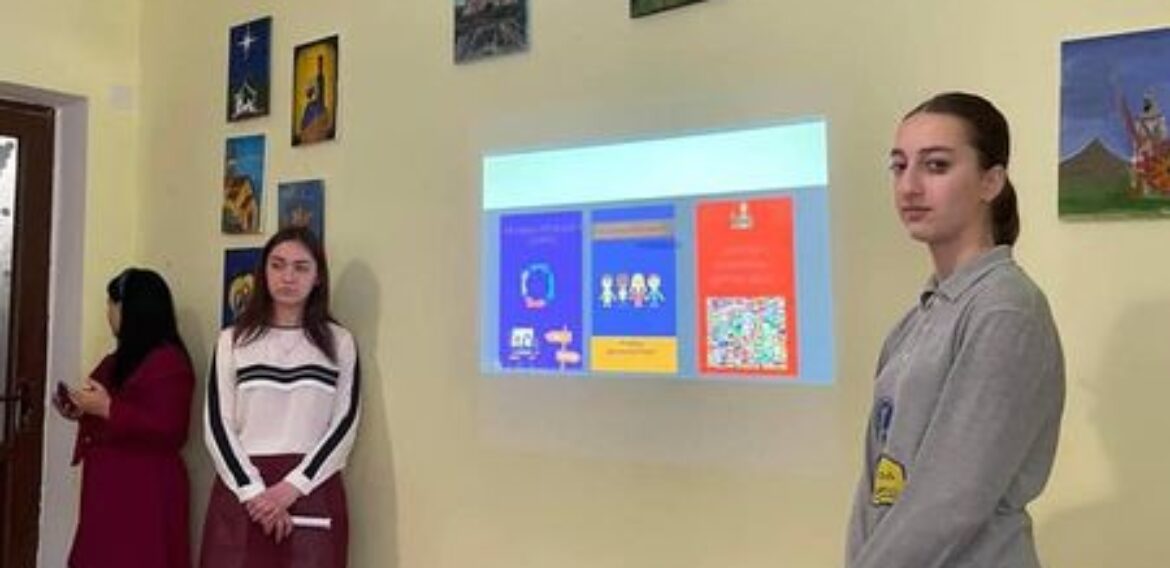 სამოქალაქო განათლების კლუბის ,,ცვლილებების პიკი” წევრმა ლიეტუვის ელჩს,ანდრიუს კალინდას კლუბის საქმიანობის ერთწლიანი ანგარიში წარუდგინეს