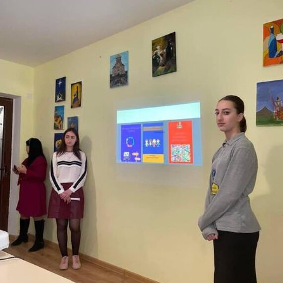 სამოქალაქო განათლების კლუბის ,,ცვლილებების პიკი” წევრმა ლიეტუვის ელჩს,ანდრიუს კალინდას კლუბის საქმიანობის ერთწლიანი ანგარიში წარუდგინეს