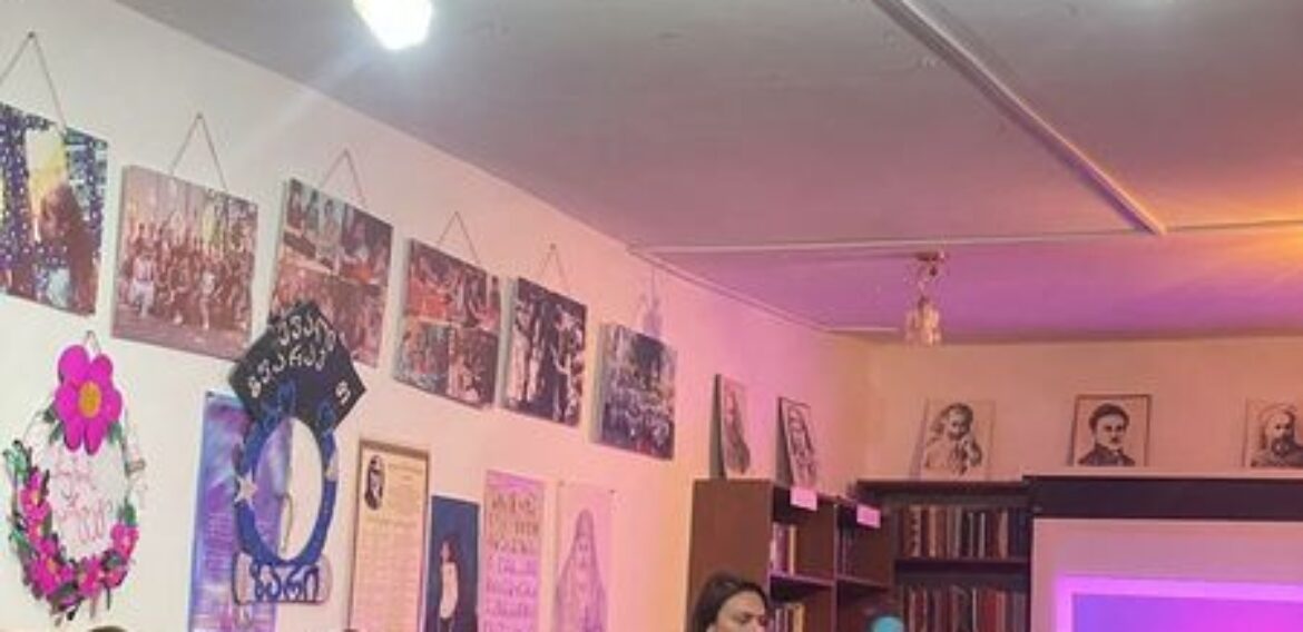 სამოქალაქო განათლების კლუბის ორგანიზებით შეხვედრა გაიმართა სახალხო დამცველის აპარატის, ადამიანის უფლებათა სწავლებისა და ბავშვთა უფლებების დეპარტამენტის ხელმძღვანელებთან