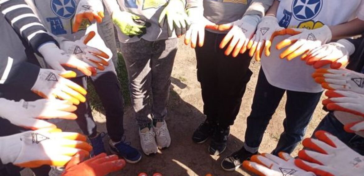 VIIბ და VIა კლასის მოსწავლეებმა პროექტის „ადამიანი და ბუნება“ ფარგლებში დაასუფთავეს სკოლის ეზო და მისი მიმდებარე ტერიტორია